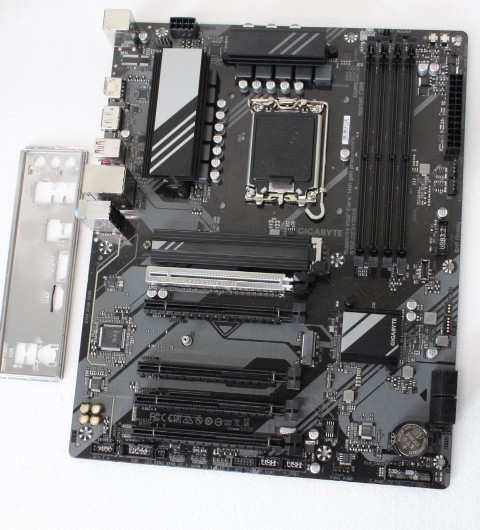 Gigabyte USED, REFURBISHED, WITHOUT ORIGINAL PACKAGING AND ACCESSORIES, ONLY BACK PANEL INCLUDED