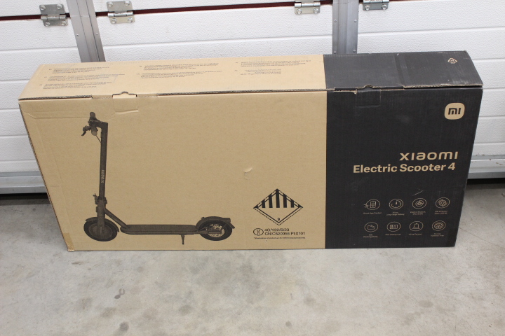 SALE OUT. Xiaomi Electric Scooter 4 EU - Xiaomi Electric Scooter 4 EU - 300 W - 25 km/h - 10 " - 6 month(s) - Black - DEMO, SCRATCHED, MISSING SCREWS