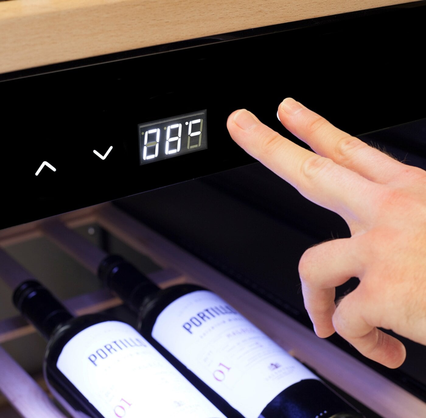 Caso - Smart Wine Cooler - WineExclusive 38 - Energy efficiency class G - Showcase - Free standing - Bottles capacity 38 bottles - Cooling type Compressor technology - Black